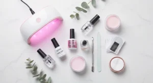 Zestaw do przedłużania paznokci: lampa UV/LED, żel budujący, bazy, szablony i akcesoria do manicure na jasnym tle.