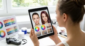 Kobieta trzyma tablet z cyfrową analizą kolorystyczną twarzy, dopasowującą odcień włosów za pomocą palety barw.